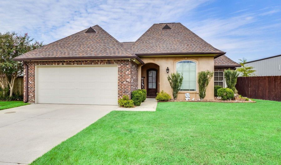 102 Bayou Parc Dr, Youngsville, LA 70592 - 4 Beds, 3 Bath