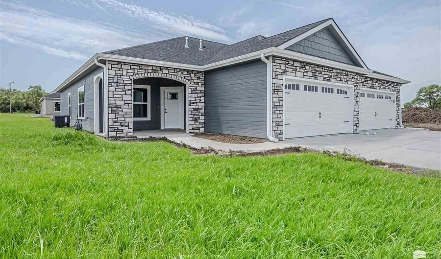 1803 NW 17th St, Abilene, KS 67410 - 3 Beds, 2 Bath