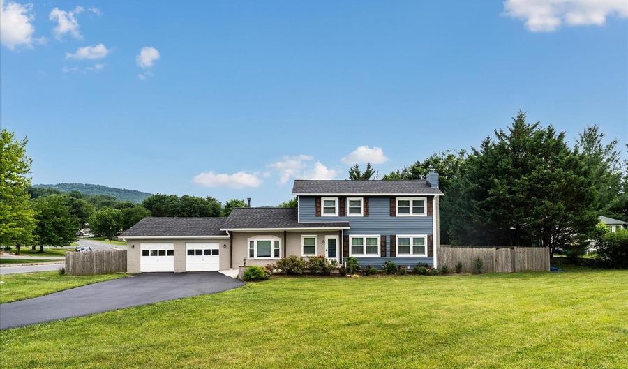 301 LANAFIELD Dr, Boonsboro, MD 21713 - 3 Beds, 4 Bath