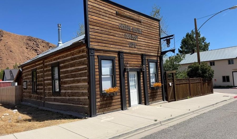430 E Main Ave, Challis, ID 83226 - 1 Beds, 2 Bath
