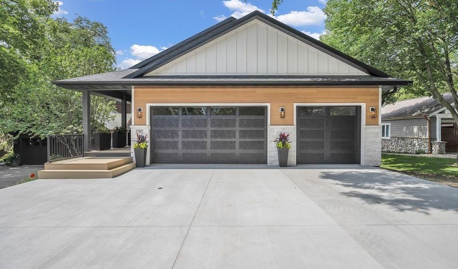 2707 1st St, Arnolds Park, IA 51331 - 4 Beds, 4 Bath