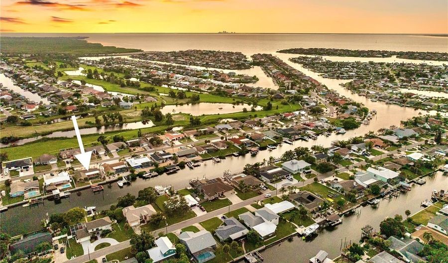 727 FLAMINGO Dr, Apollo Beach, FL 33572 - 4 Beds, 2 Bath