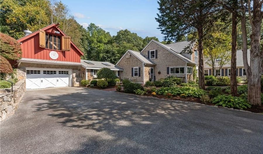 30 Middle Rd, East Greenwich, RI 02818 - 3 Beds, 3 Bath