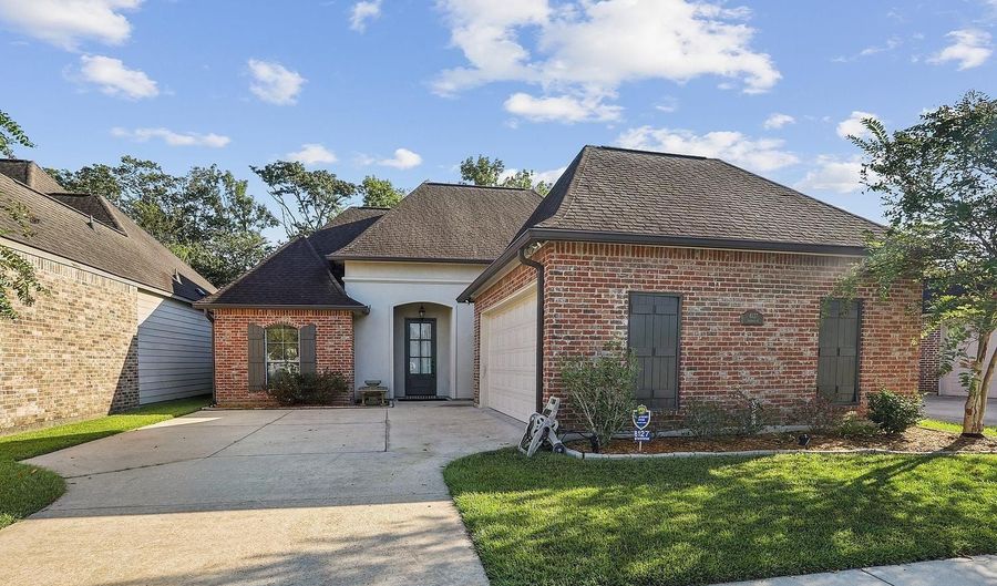 8127 Valencia Ct, Baton Rouge, LA 70820 - 4 Beds, 3 Bath