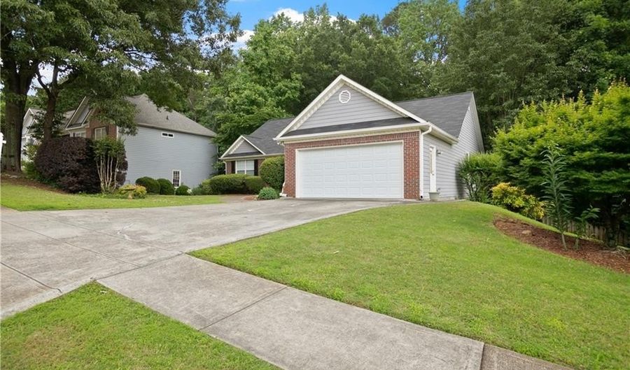 1027 Regency Dr, Acworth, GA 30102 - 5 Beds, 3 Bath