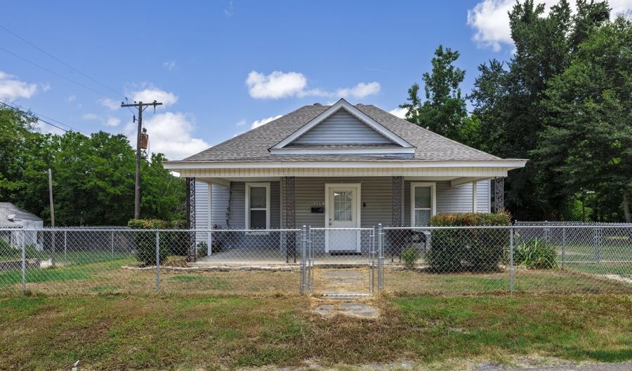 1114 Oconnell St, Arkadelphia, AR 71923 - 2 Beds, 2 Bath