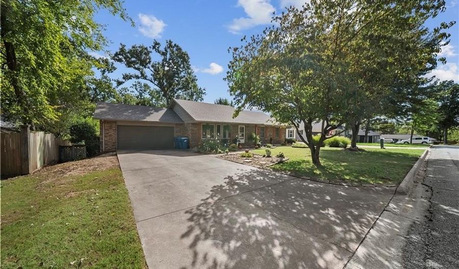 1321 Quail Run Cir, Bentonville, AR 72712 - 4 Beds, 3 Bath