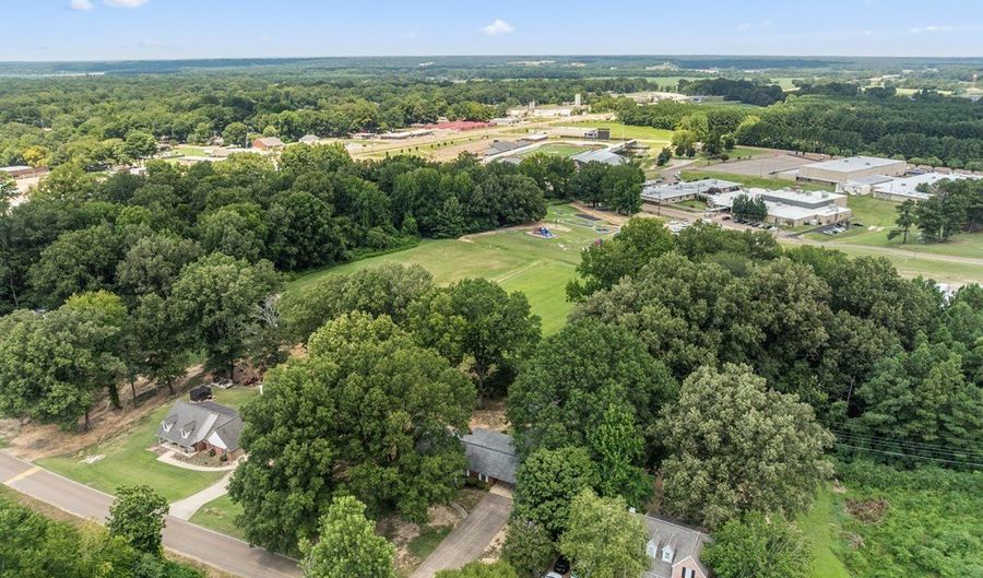 127 Trianon St, Batesville, MS 38606 - 3 Beds, 3 Bath