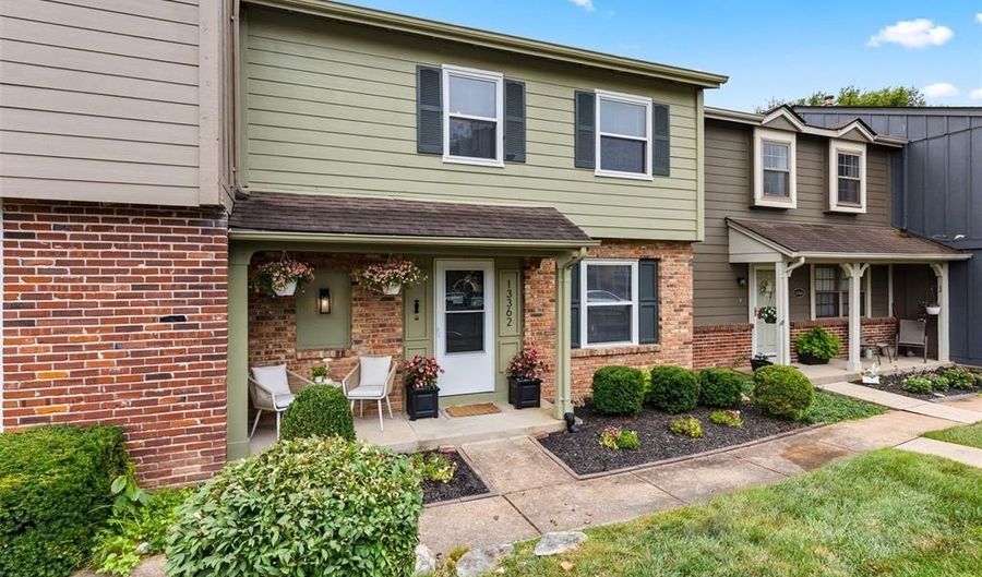 13362 Hiddencrest Ln, Ballwin, MO 63021 - 3 Beds, 3 Bath