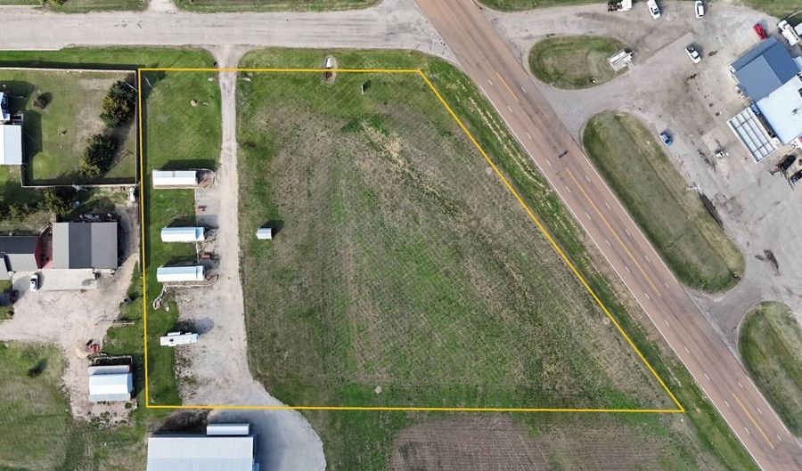 647 E 1st St, Lucas, KS 67648 - 3 Beds, 3 Bath