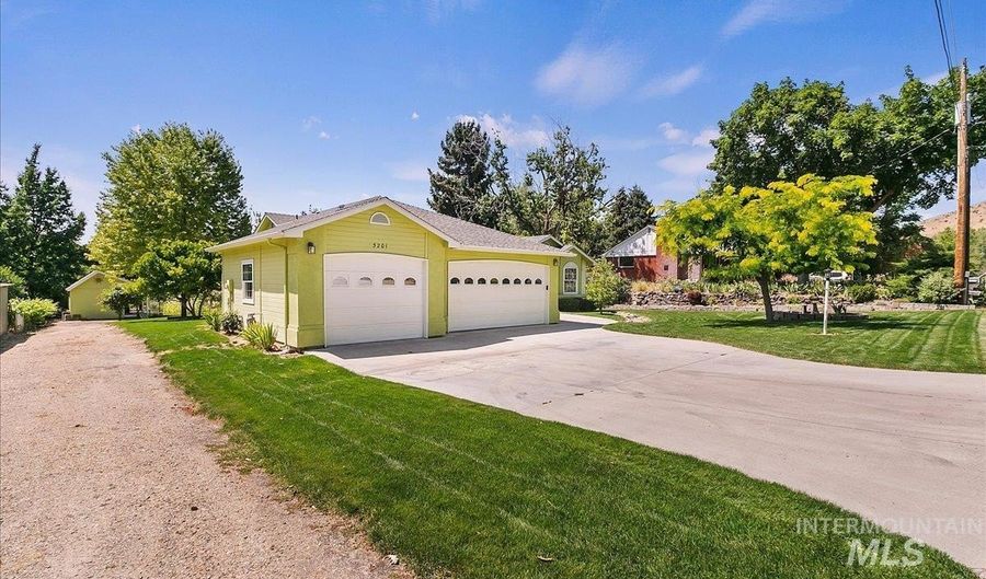 5201 N Stinger St, Boise, ID 83703 - 3 Beds, 2 Bath