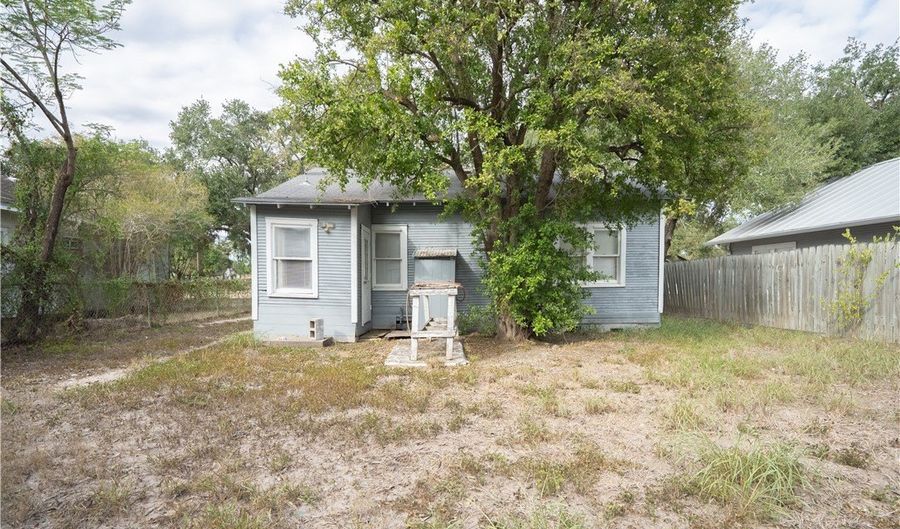 504 E 5th St, Alice, TX 78332 - 2 Beds, 1 Bath