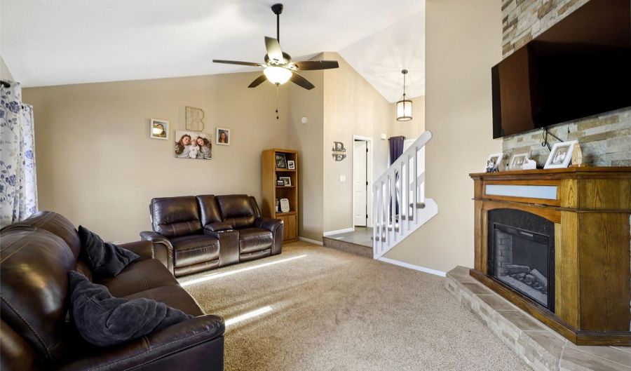 729 11th St SE, Altoona, IA 50009 - 4 Beds, 3 Bath