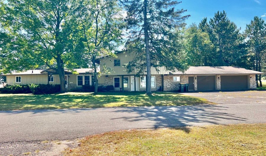 1047 Oak Dr, Altoona, WI 54720 - 3 Beds, 2 Bath