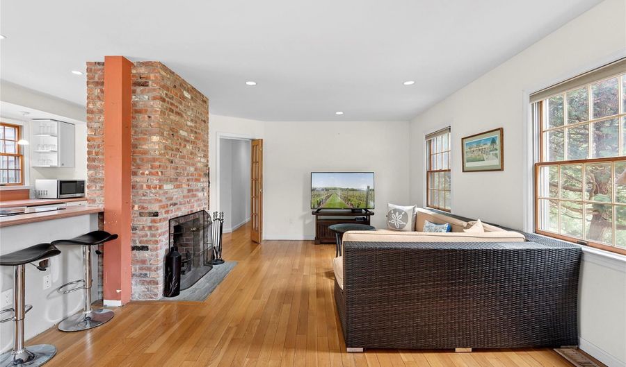 25 Gardiner Dr, Amagansett, NY 11930 - 4 Beds, 4 Bath