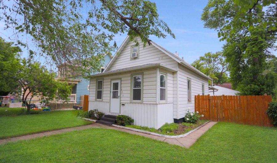 423 S Dakota St, Aberdeen, SD 57401 - 2 Beds, 2 Bath