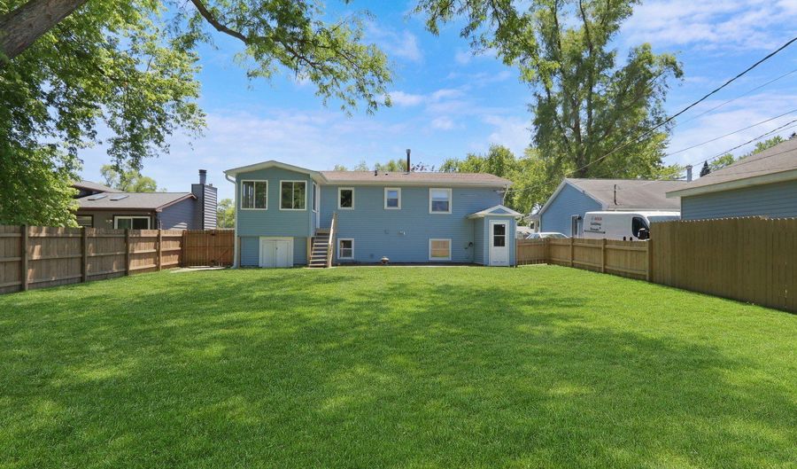 471 Linden Ln, Antioch, IL 60002 - 4 Beds, 3 Bath