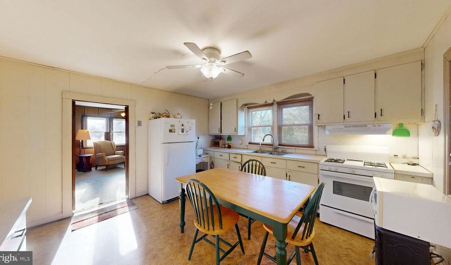 11939 WILLOW GROVE Rd, Camden Wyoming, DE 19934 - 2 Beds, 1 Bath