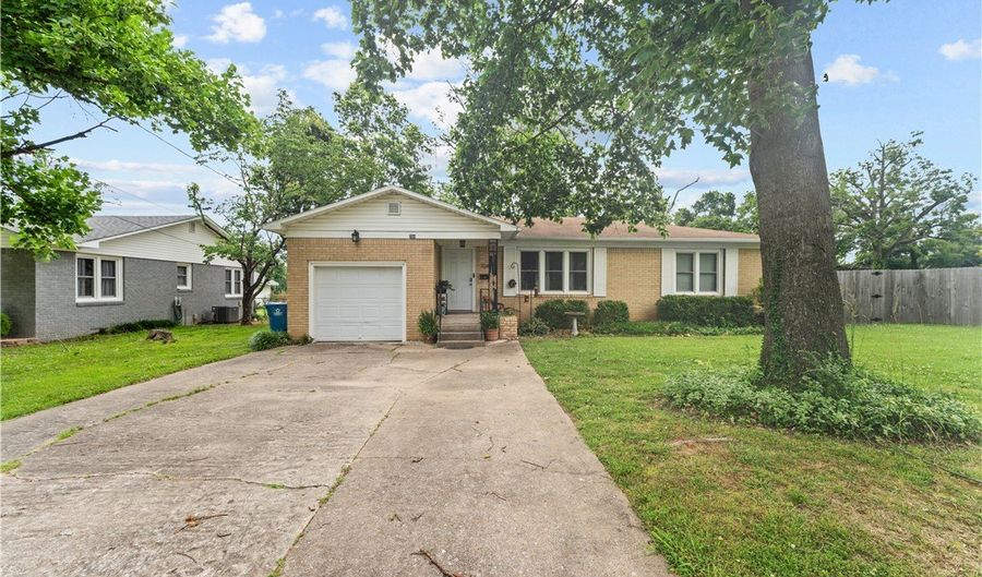 704 NW A St, Bentonville, AR 72712 - 3 Beds, 2 Bath