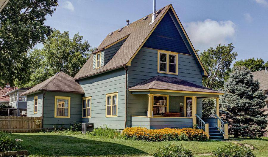 218 E 7th St, Ames, IA 50010 - 3 Beds, 2 Bath
