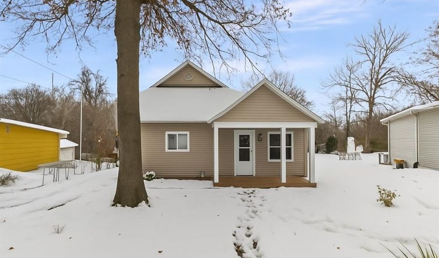 835 Chouteau Ave, Alton, IL 62002 - 2 Beds, 1 Bath