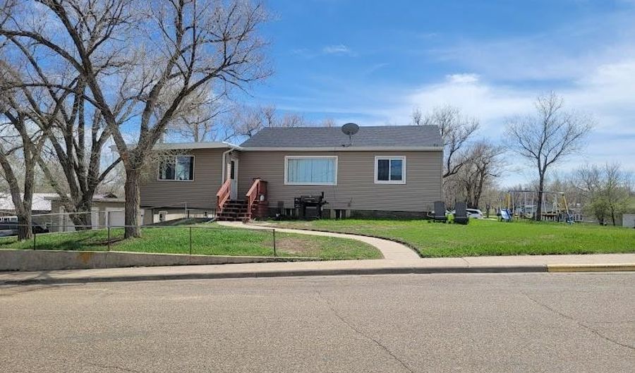 326 W Kimball Ave, Baker, MT 59313 - 7 Beds, 4 Bath
