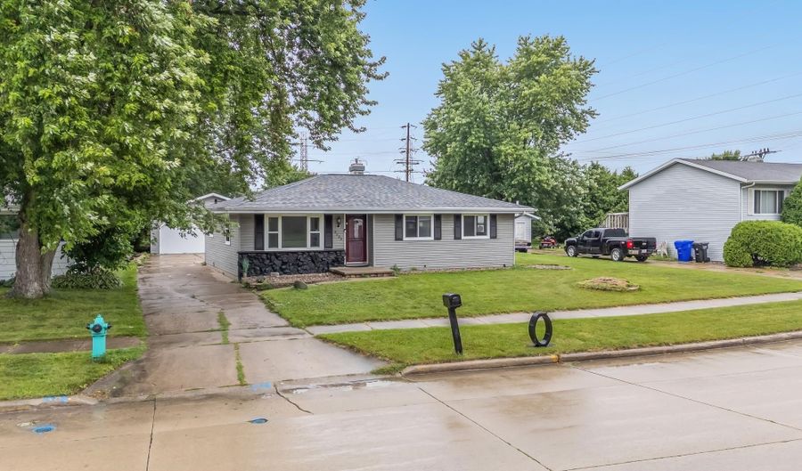 2725 S JACKSON St, Appleton, WI 54915 - 3 Beds, 1 Bath