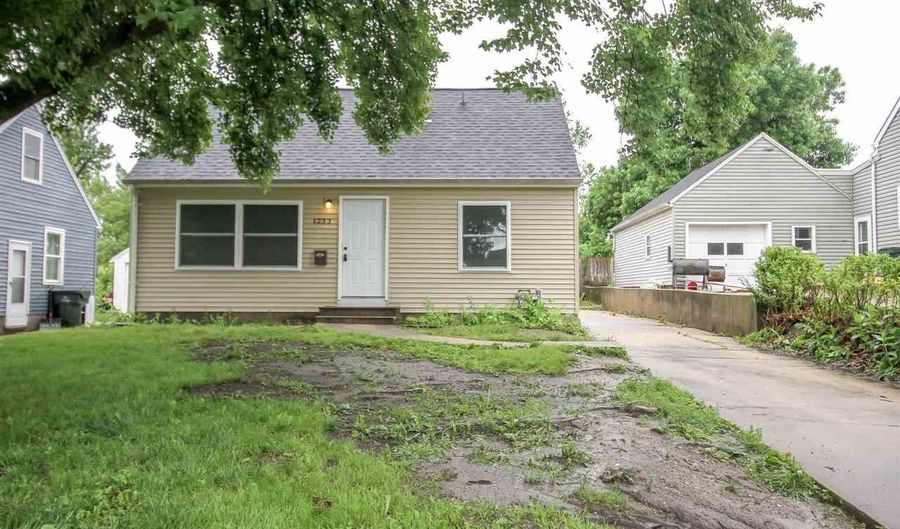 1233 32nd St NE, Cedar Rapids, IA 52402 - 3 Beds, 1 Bath