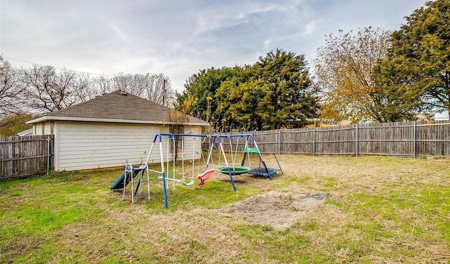 201 S Preston St, Alvarado, TX 76009 - 3 Beds, 2 Bath