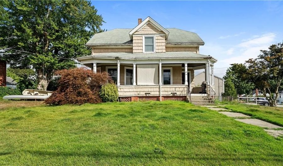 54 E Earle St, Cumberland, RI 02864 - 5 Beds, 2 Bath