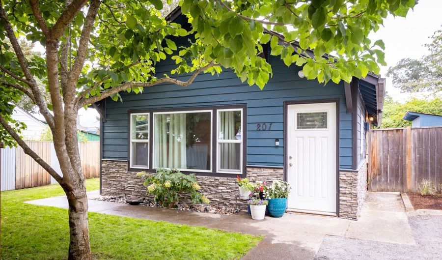 207 N MAPLE St, Bingen, WA 98605 - 3 Beds, 1 Bath
