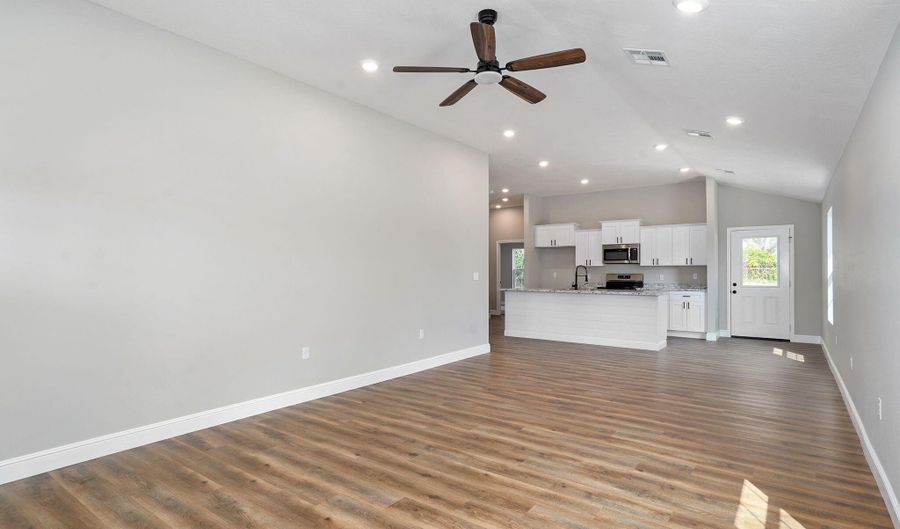 21 E Cofield St, Aurora, MO 65605 - 3 Beds, 2 Bath