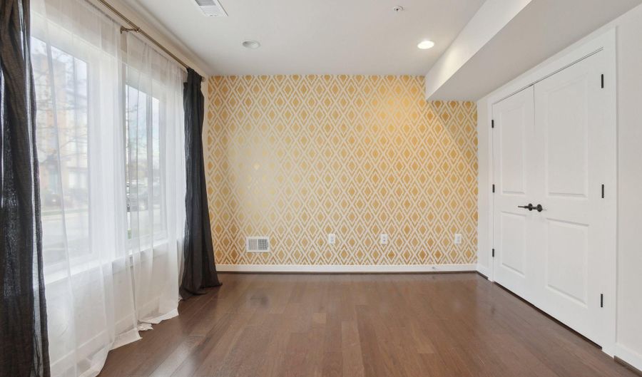 8044 RED HOOK St, Rockville, MD 20855 - 3 Beds, 4 Bath