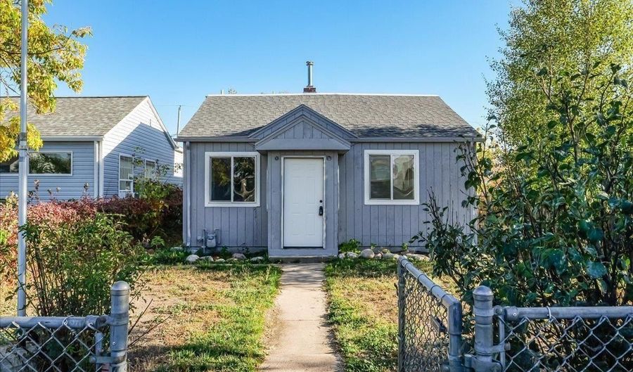 1207 E 7TH St, Cheyenne, WY 82007 - 3 Beds, 1 Bath