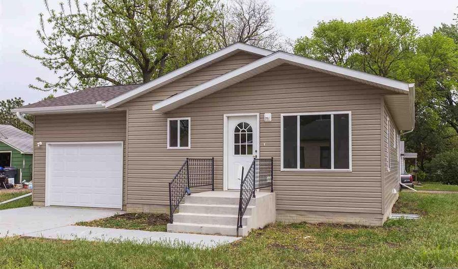 100 W Lincoln St, Beresford, SD 57004 - 2 Beds, 1 Bath