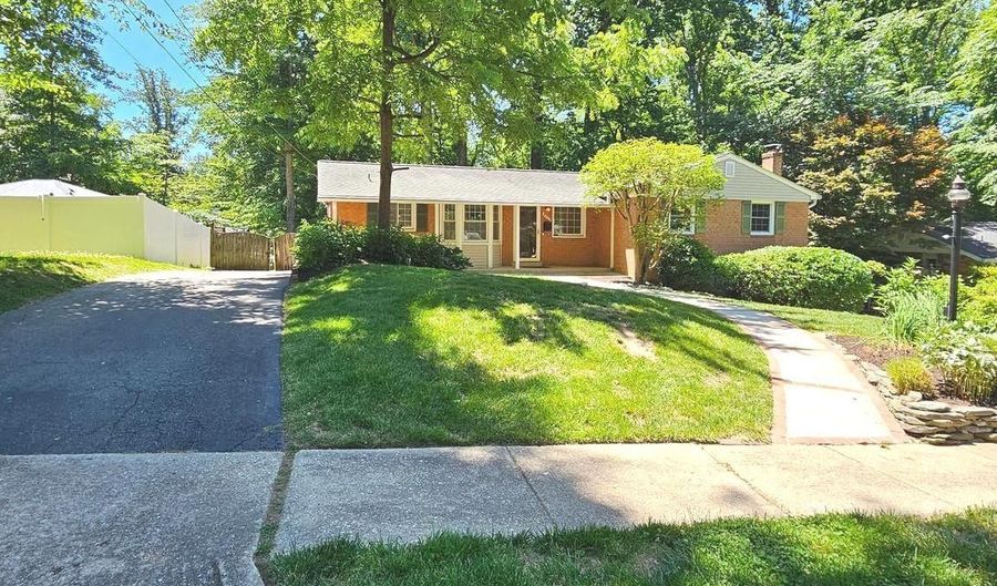8925 FALLING CREEK Ct, Annandale, VA 22003 - 4 Beds, 3 Bath