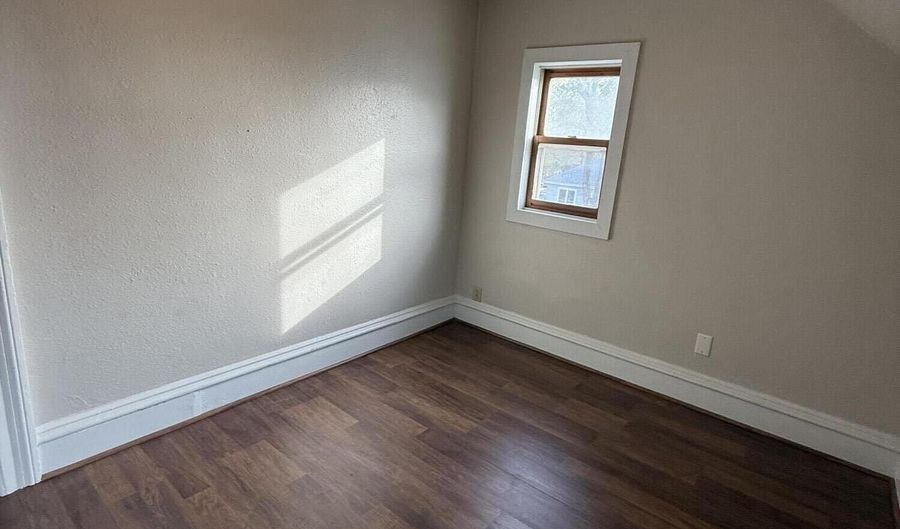 322 SW 9th Ave, Aberdeen, SD 57401 - 3 Beds, 2 Bath