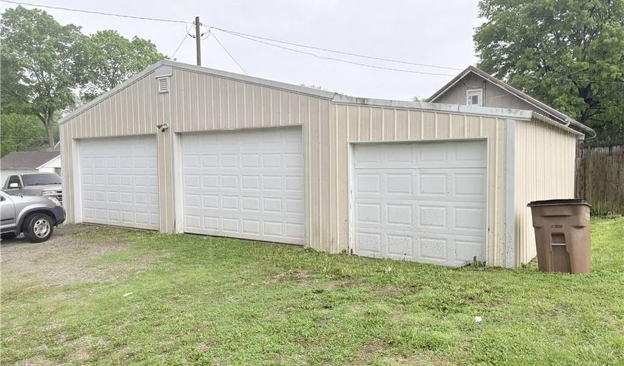 905 Parallel St, Atchison, KS 66002 - 3 Beds, 1 Bath