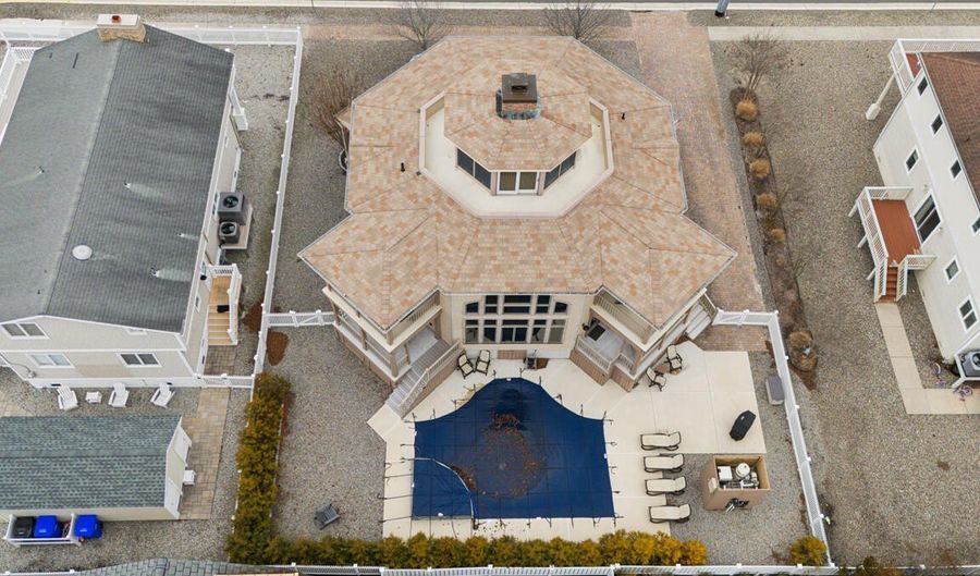 7463 Ocean Dr, Avalon, NJ 08202 - 5 Beds, 3 Bath