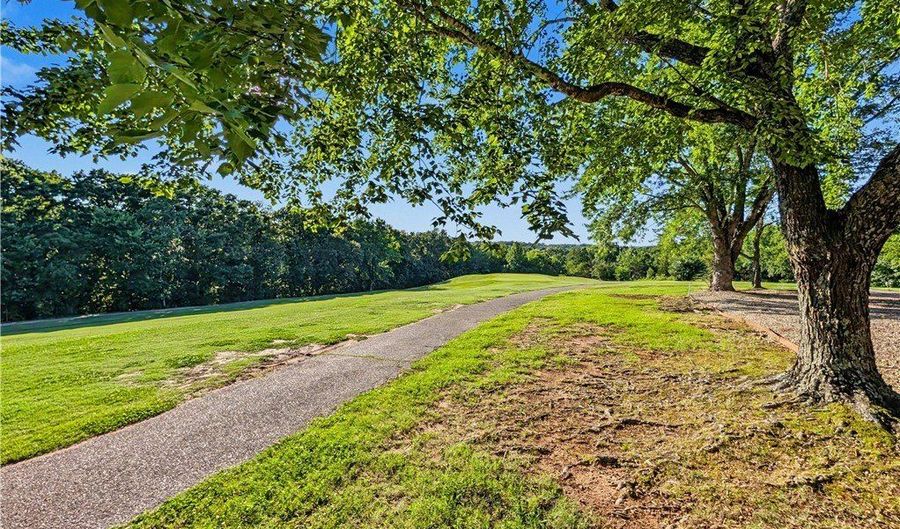 67 Fairway Dr, Bella Vista, AR 72714 - 2 Beds, 2 Bath