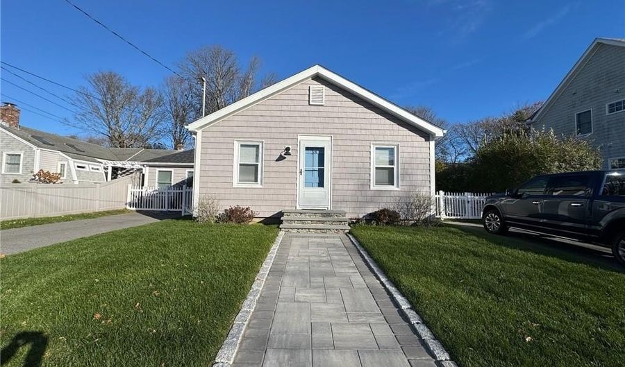 53 Center Ave, Middletown, RI 02842 - 3 Beds, 2 Bath