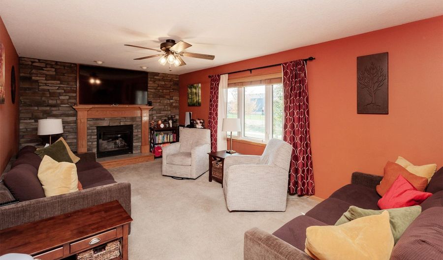 1602 3rd Ave SW, Altoona, IA 50009 - 4 Beds, 4 Bath