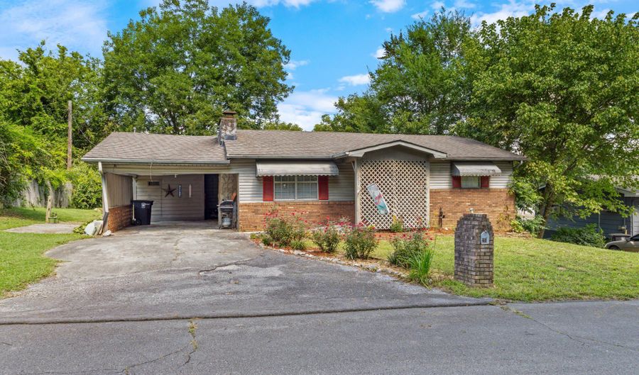211 Pike Street St, Athens, TN 37303 - 2 Beds, 2 Bath
