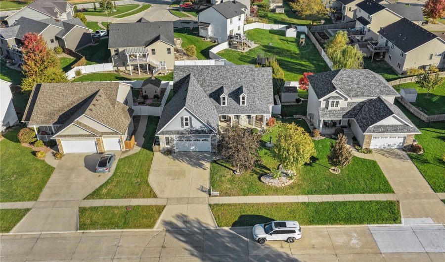 221 19th St SW, Altoona, IA 50009 - 4 Beds, 4 Bath