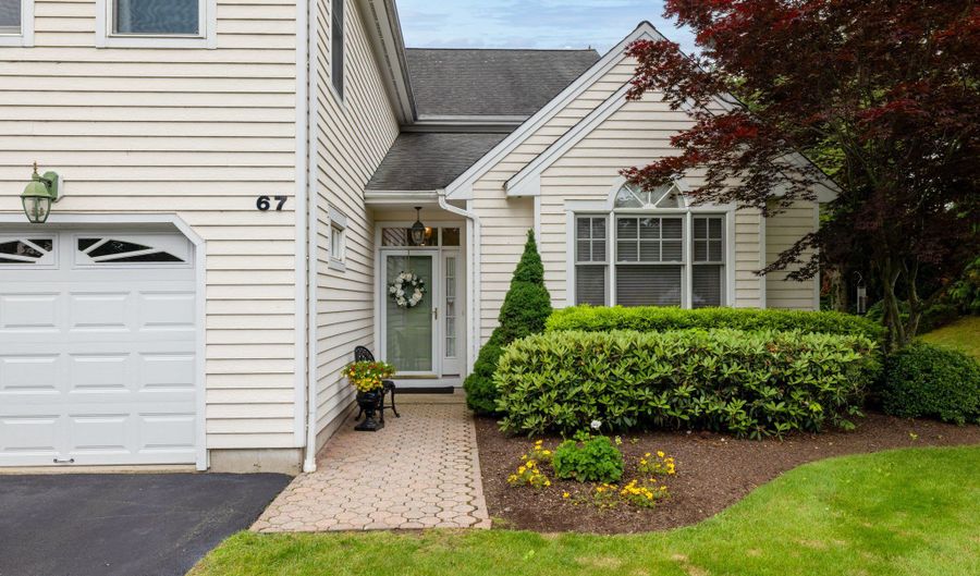 67 Southwick Ct 67, Cheshire, CT 06410 - 2 Beds, 3 Bath