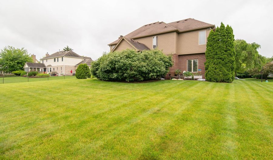1145 Forest Commons Dr, Avon, IN 46123 - 5 Beds, 4 Bath