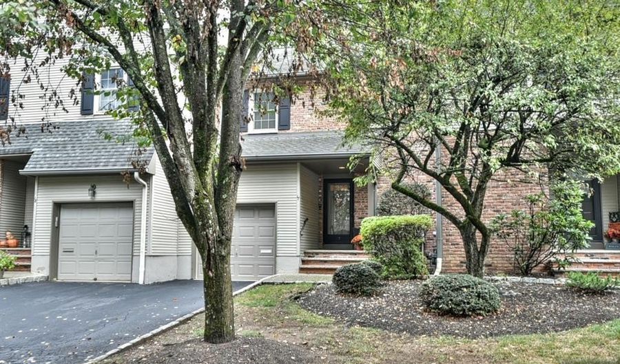 17 Allison Ct, Allendale, NJ 07401 - 2 Beds, 3 Bath