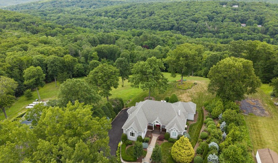 30 Daniel Trce, Burlington, CT 06013 - 4 Beds, 5 Bath