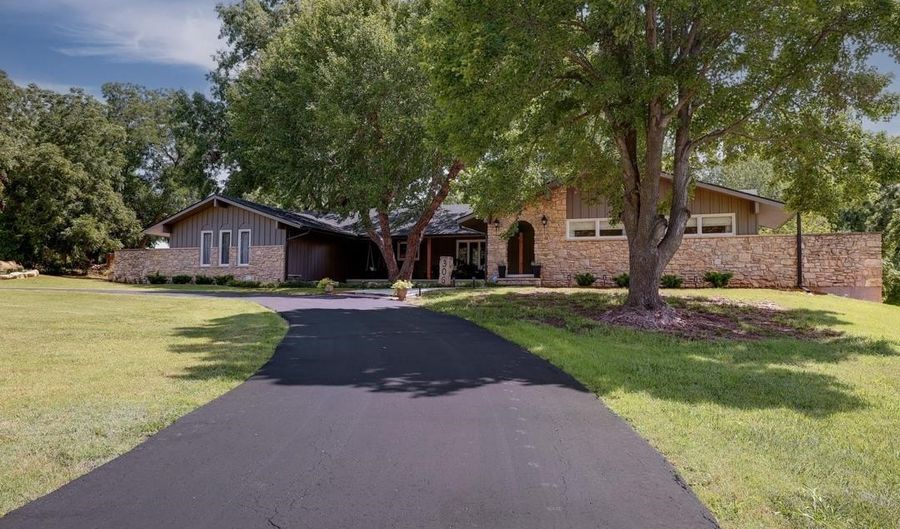 306 S Centennial, Arkansas City, KS 67005 - 4 Beds, 4 Bath
