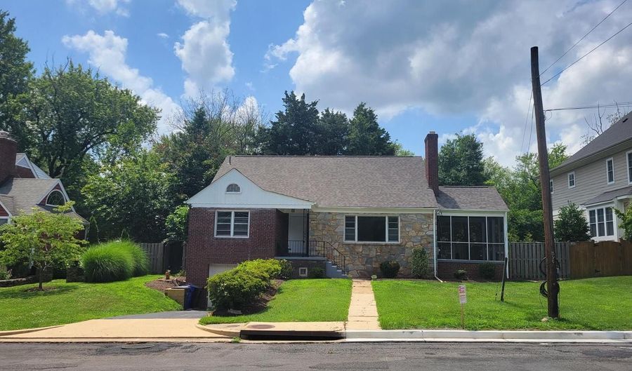 2250 N QUANTICO St, Arlington, VA 22205 - 5 Beds, 4 Bath